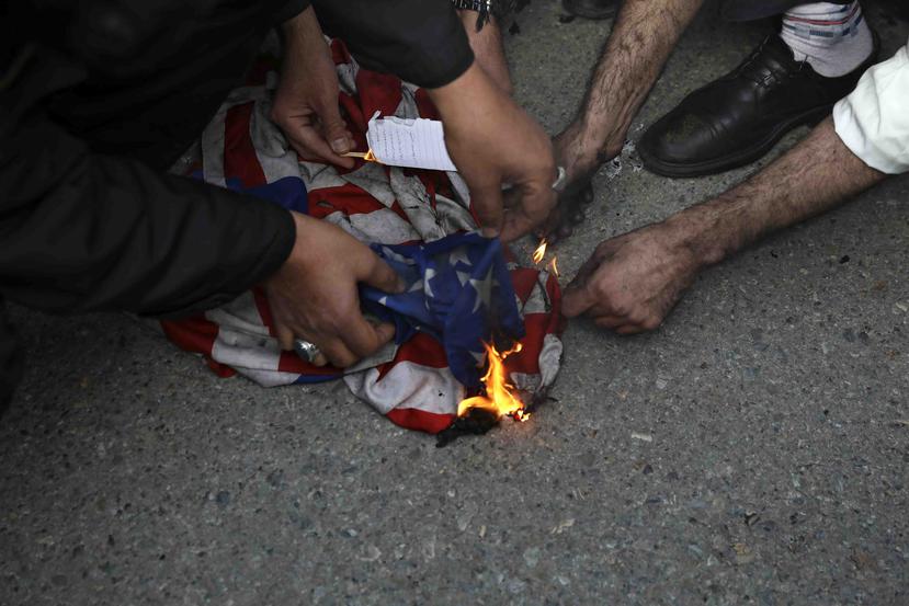 Varios manifestantes han comenzado a quemar banderas de Estados Unidos tras el ataque. (AP)