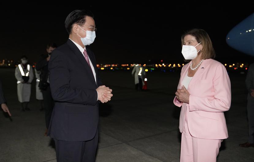 La presidenta de la Cámara de Representantes de Estados Unidos., Nancy Pelosi, recibida por el canciller taiwanés, Joseph Wu, en el aeropuerto Songshan de Taipei.