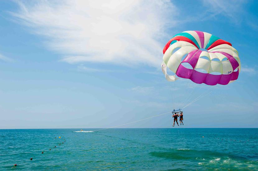 Las vacaciones se pueden disfrutar llevando a cabo aventuras diferentes, como probar el parasailing.