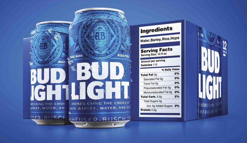 Bud Light con el nuevo rótulo de información nutrional. (AP)