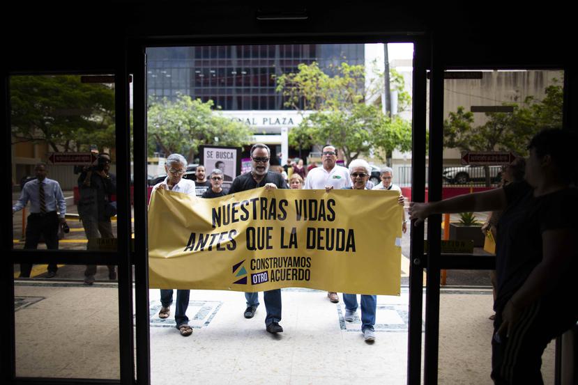 Los manifestantes marcharon a las oficinas de Héctor Mayol, abogado del Comité Oficial de Retirados.
