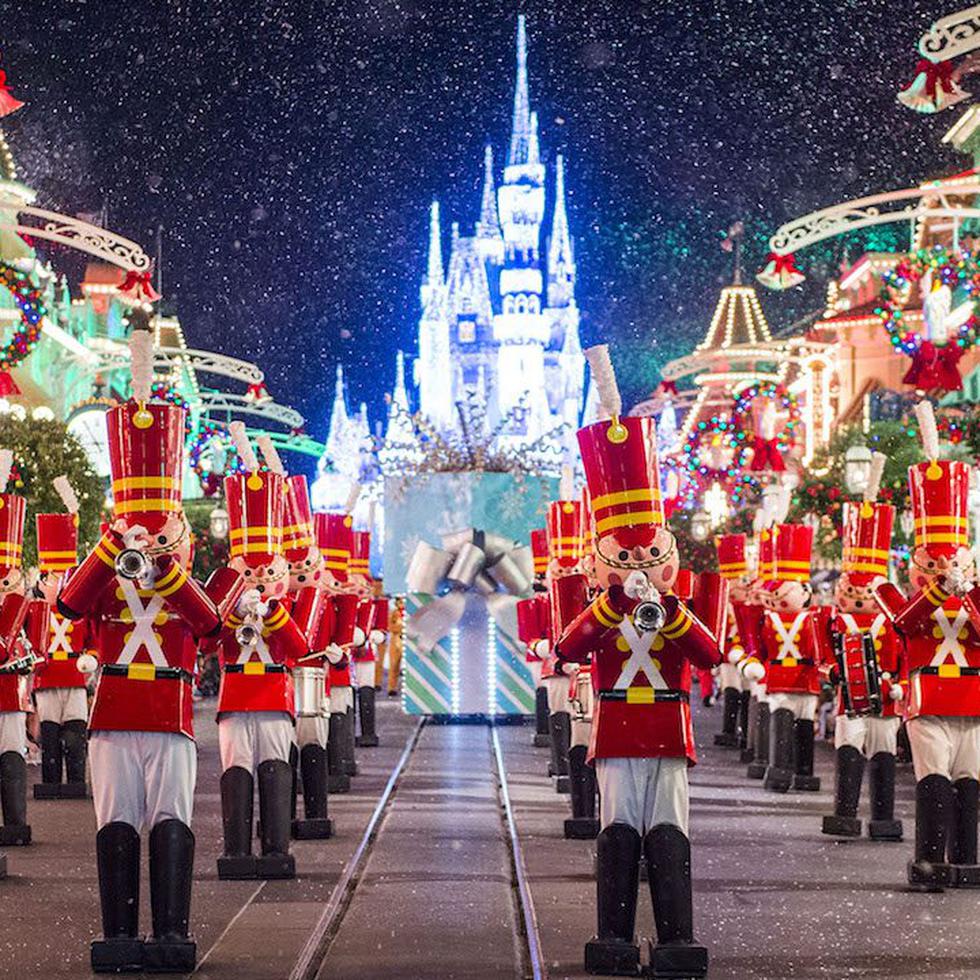 En el Reino Mágico se presenta la fiesta “Disney Very Merriest After Hours”, un evento que reemplaza al “Mickey’s Very Merry Christmas Party” con boleto aparte, en 24 noches selectas del 8 de noviembre al 21 de diciembre.