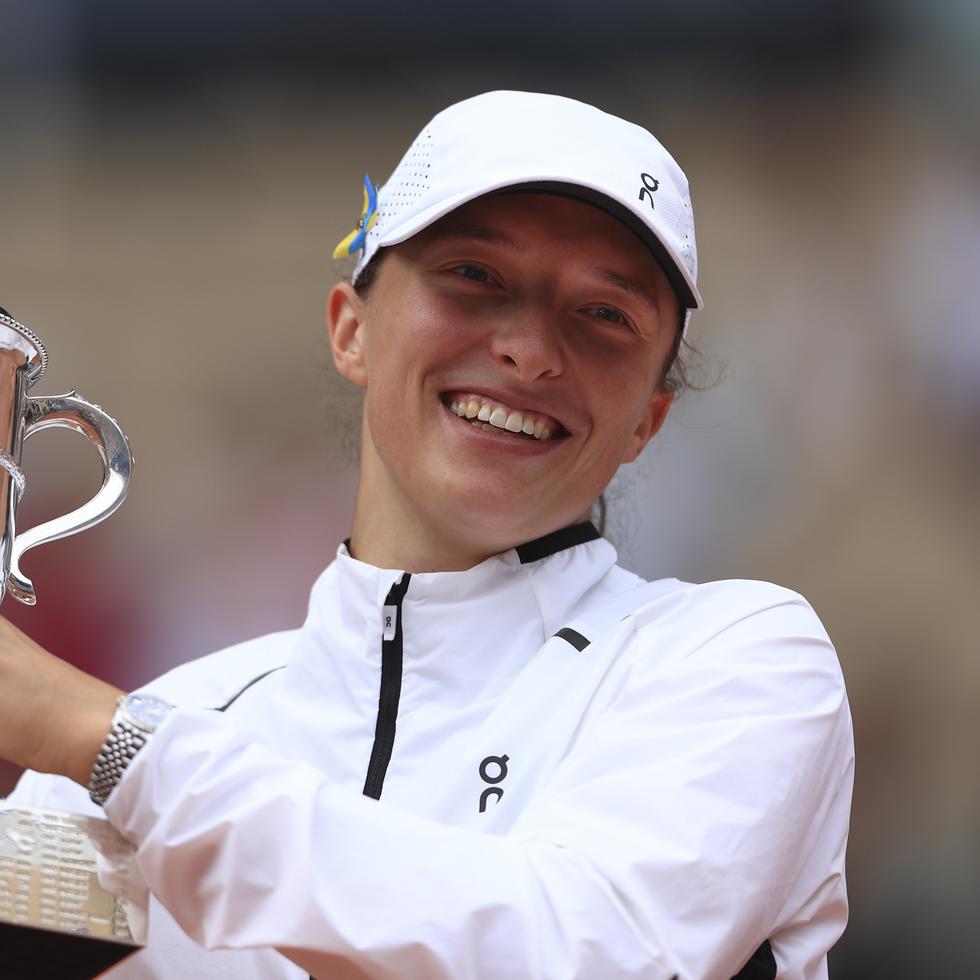 Iga Swiatek levanta el trofeo del Roland Garros.
