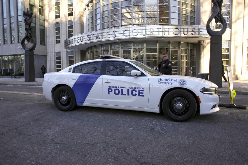Imagen de archivo de una patrulla policial frente a una corte en Nueva York.