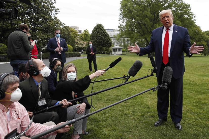 El presidente Donald Trump atiende a la prensa. (AP)