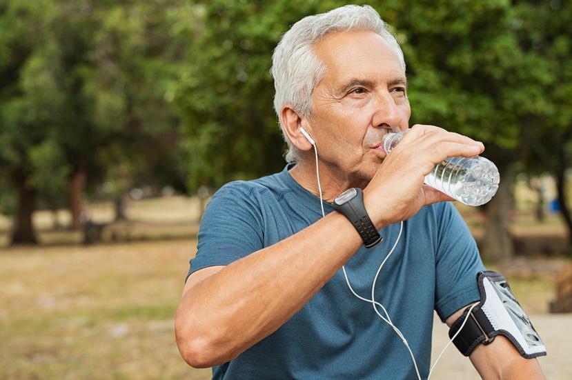 Quienes enfrentan un diagnóstico de diabetes podrían tener serias consecuencias en sus órganos, ante la falta de líquido en el cuerpo, por lo que deben hidratarse bien.