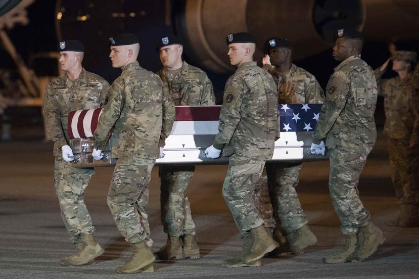 Integrantes del Ejército de Estados Unidos cargan el ataúd del soldado boricua Elis Barreto ortiz. (AP)