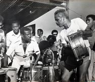 Rafael Cortijo, a la izquierda, e Ismael Rivera se observan mutuamente mientras tocan los tambores.