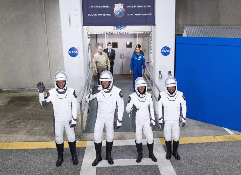De izquierda a derecha, el cosmonauta ruso Konstantin Borisov; el astronauta danés Andreas Mogensen, la astronauta de la NASA Jasmin Moghbeli y el astronauta japonés Satoshi Furukawa, saludan antes de dirigirse a la plataforma de lanzamiento de Falcon 9 de SpaceX en una misión a la Estación Espacial Internacional, el 26 de agosto de 2023 en Cabo Cañaveral, Florida.