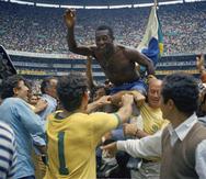 Pelé festeja la coronación de Brasil en el Mundial de 1970 en el Estadio Azteca de Ciudad de México, tras una victoria sobre Italia.