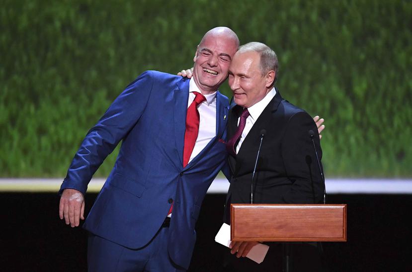Gianni Infantino, presidente de la FIFA, y  Vladimir Putin, presidente de Rusia, se abrazan durante la gala de clausura del Mundial. (AP)