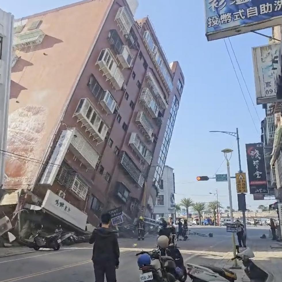 En la capital, Taipéi, las baldosas de varios edificios antiguos se desprendieron y cayeron dentro de complejos de oficinas más modernos.