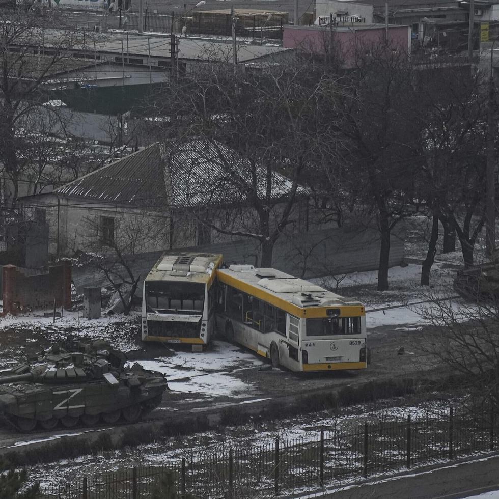 En esta imagen del viernes 11 de marzo de 2022, tanques del ejército ruso avanzan por las calles a las afueras de Mariúpol, Ucrania.