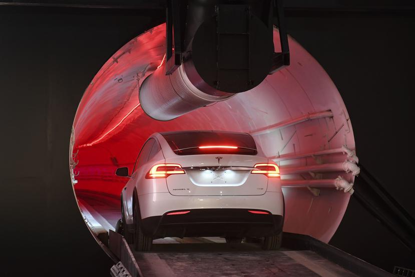 Un Modelo X modificado de Tesla ingresa al túnel de prueba de la Boring Co. en Hawthorne, California, el martes 18 de diciembre de 2018. (Robyn Beck/Pool Foto vía AP)