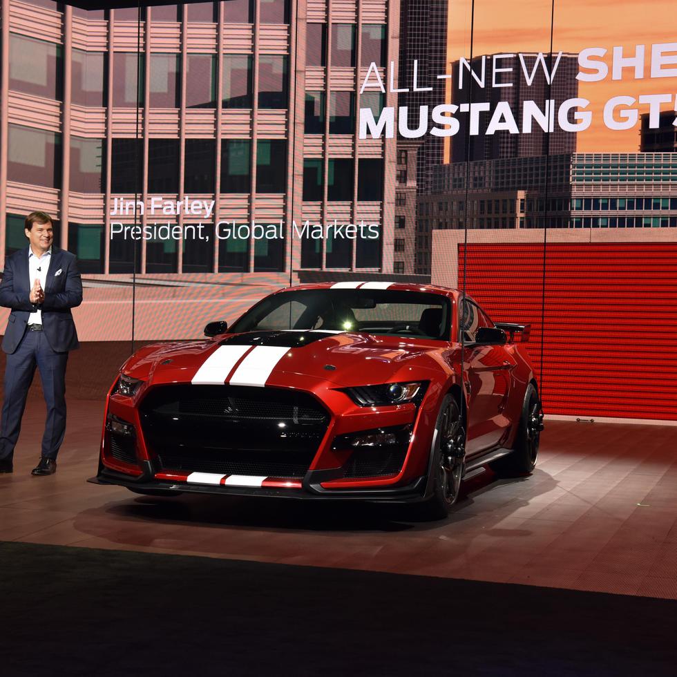 Jim Farley, principal oficial de mercados globales para Ford Motor Company, muestra el nuevo  Shelby GT500 Mustang, el modelo más rápido que ha producido Ford. (Suministrada)