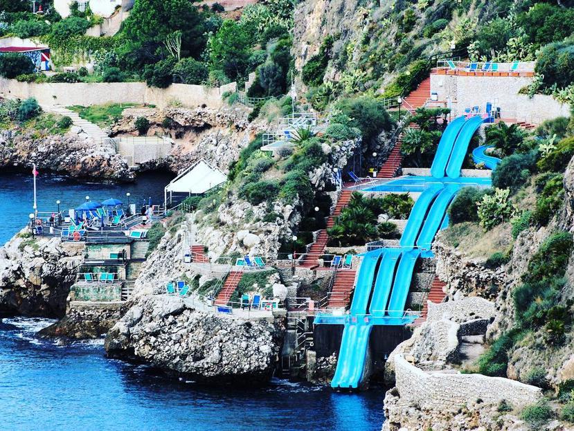 En Italia se encuentra el hotel Città del Mare, que cuenta con una fila de toboganes que desembocan en el Mar Mediterráneo. (Foto: Instagram/ @fat_elf)