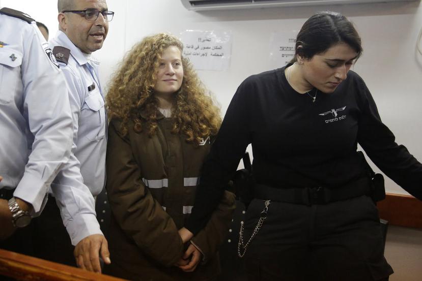 Ahed Tamimi (centro) es acompañada a un juzgado por soldados israelíes en Jerusalén (AP /Mahmoud Illean).