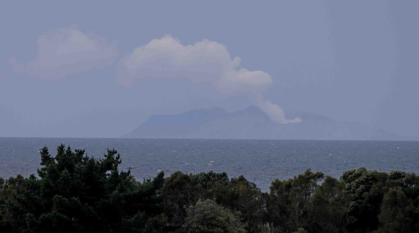 La columna de humo sigue siendo parte del paisaje de Isla White, en Nueva Zelanda. (AP / Mark Baker)