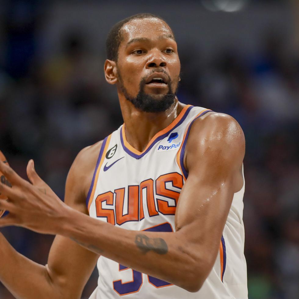 Kevin Durant, quien recién llegó a los Suns de Phoenix, se perdería hasta tres semanas de acción tras torcerse un tobillo mientras calentaba antes del juego del miércoles.