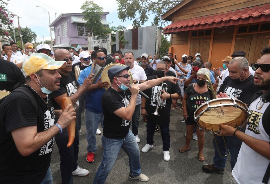 Roberto Roena falleció el pasado sábado, 23 de septiembre. Sus restos llegaron hoy a su natal Mayagüez para recibir el adiós del pueblo, sus familiares y amigos.