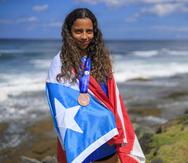 Mariecarmen Rivera posa con su medalla de bronce del Mundial de Stand Up Paddle y Paddleboard.
