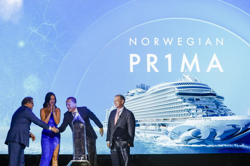 Ceremonia de bautizo del barco Norwegian Prima, donde estuvo presente la plana mayor de la empresa, junto con la cantante Katy Perry, segunda de izquierda a derecha, quien fur la madrina de la embarcación.