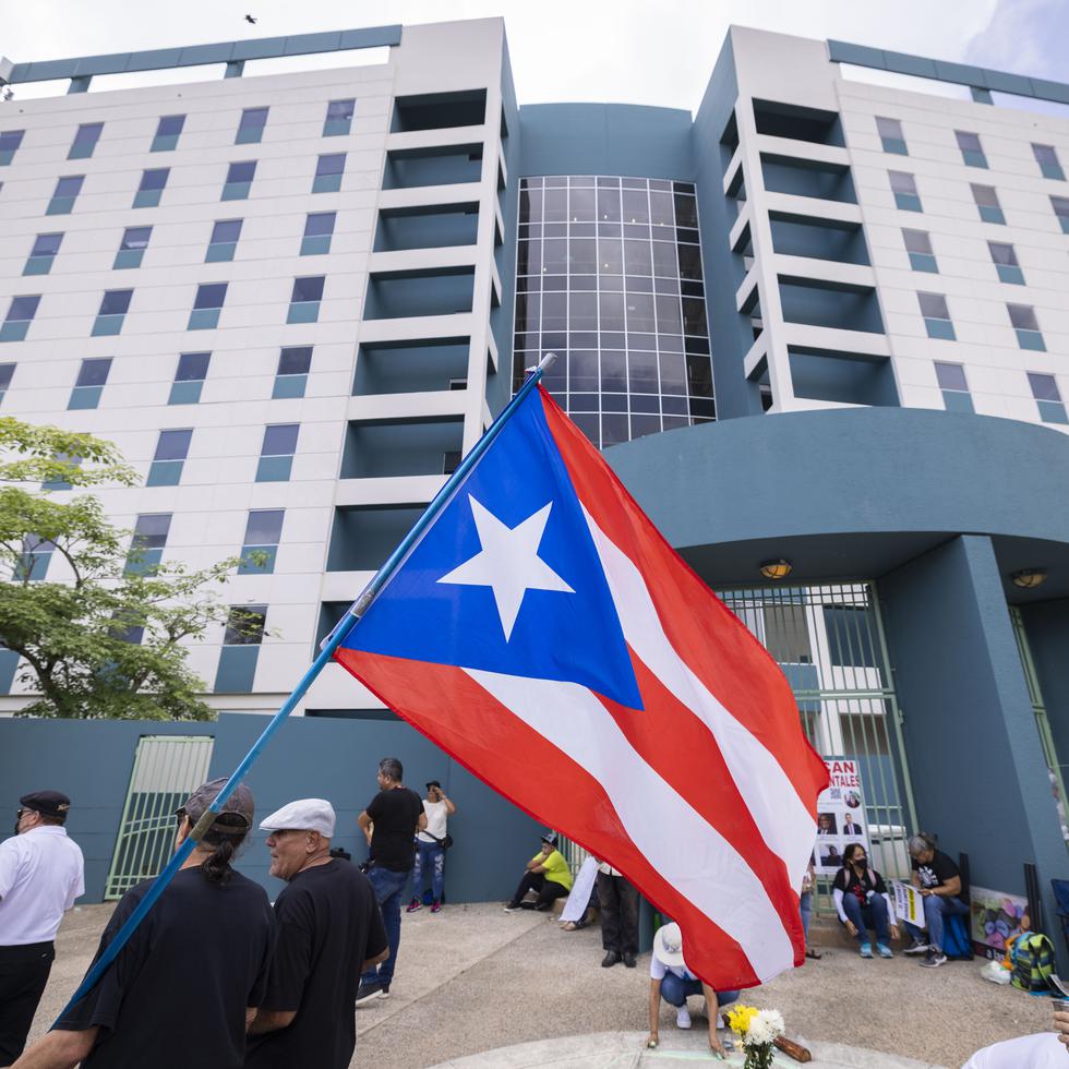 Diversas organizaciones comunitarias y ambientales convocaron a manifestarse frente al edificio del Departamento de Recursos Naturales y Ambientales (DRNA) en San Juan.
