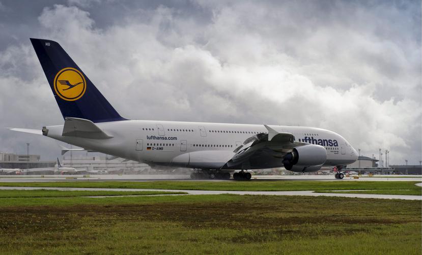 Lufthansa dijo que la batería, utilizada para recargar artefactos móviles, se incendió al caer bajo un asiento. (Archivo/ Agencia EFE)
