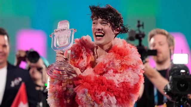 Ganador de Eurovisión rompe galardón de cristal en plena tarima