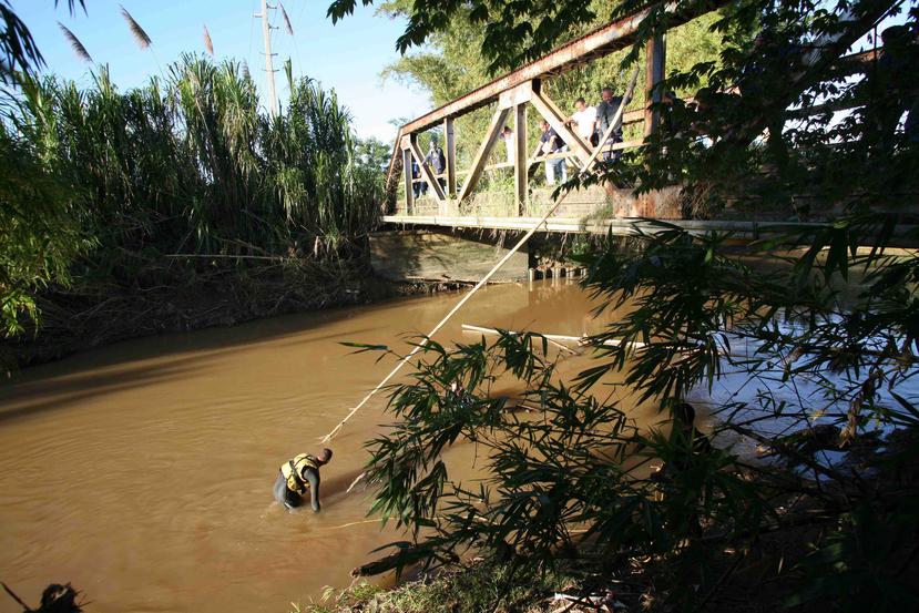 Una sección de un antiguo puente entre Bayamón y Naranjito cayó esta tarde al río la Plata. (Archivo / GFR Media)