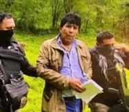 La foto muestra a dos agentes mexicanos escoltando al narcotraficante Rafael Caro Quintero tras su captura en la noche del viernes.