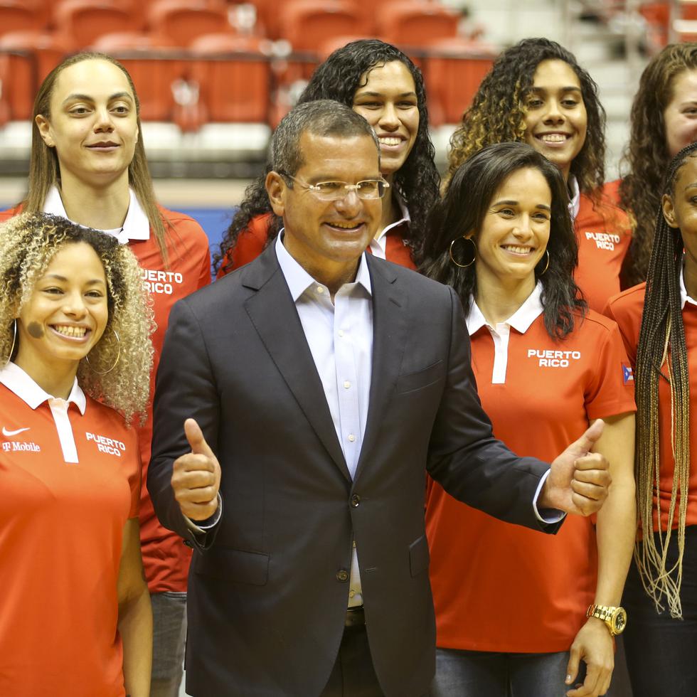 La Selección Nacional femenina de baloncesto posa con el gobernador, Pedro Pierluisi, durante la conferencia de prensa de la AmeriCup en el coliseo Roberto Clemente.