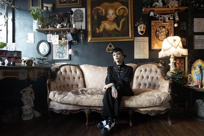 Desiree Rodríguez Otero posa en un sofá del espacio donde opera su negocio de cosméticos en el callejón Del Carmen, a pasos de la Plaza de la Convalecencia.


