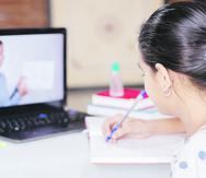 Es necesario preparar con anticipación un lugar de estudio apropiado para que los estudiantes puedan tomar sus clases en línea. (Shutterstock)