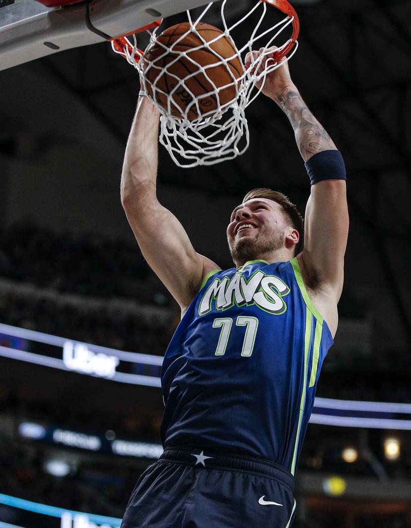 El esloveno Luka Doncic, de los Mavericks de Dallas, luce contento de realizar un donqueo contra los Spurs. (AP)