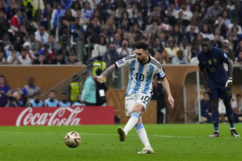 Lionel Messi anota de penal el primer gol de Argentina en la final contra Francia en la Copa Mundial de 2022.