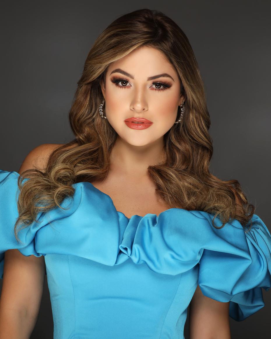 Miss World El Salvador 2021, Nicole Álvarez, de 27 años. Completó un grado en comercialización de moda y trabaja como presentadora de TV y radio, así como cofundadora de la Fundación Michelle Álvarez. Ella disfruta el cross fit, baile y senderismo.