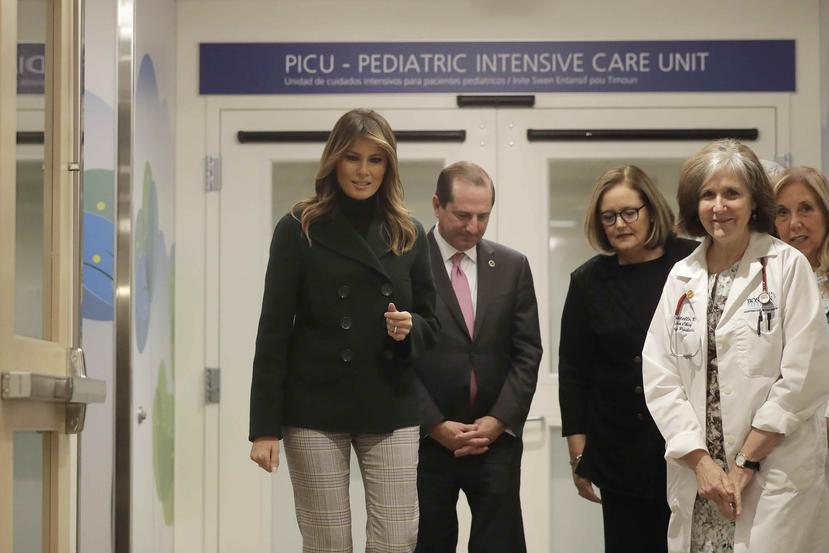 Melania Trump (extrema izquierda) conversa con parte del equipo de médicos de la unidad especializada. (AP / Steven Senne)
