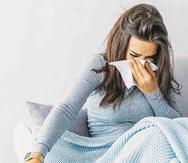 La tos y el dolor de garganta son síntomas comunes de la influenza. (Archivo)