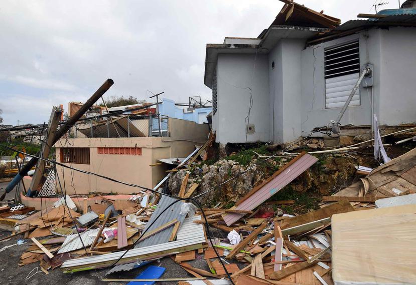 La sección  provee enlaces y direcciones de internet de entidades que están ofreciendo servicios de ayuda a los afectados del huracán. La foto muestra una residencial destruida en Manatí tras el embate del ciclón.