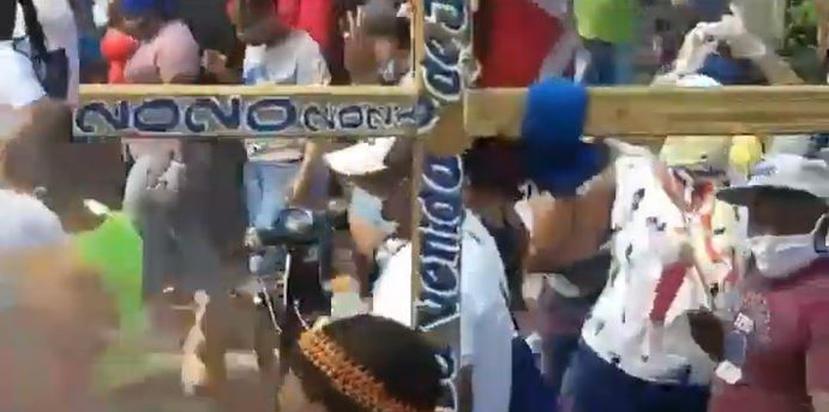 Cientos de personas acompañaron a Adames en su recorrido por Puerto Plata hasta una playa de la ciudad, donde depositó la cruz en las aguas del Atlántico. (Captura de YouTube)
