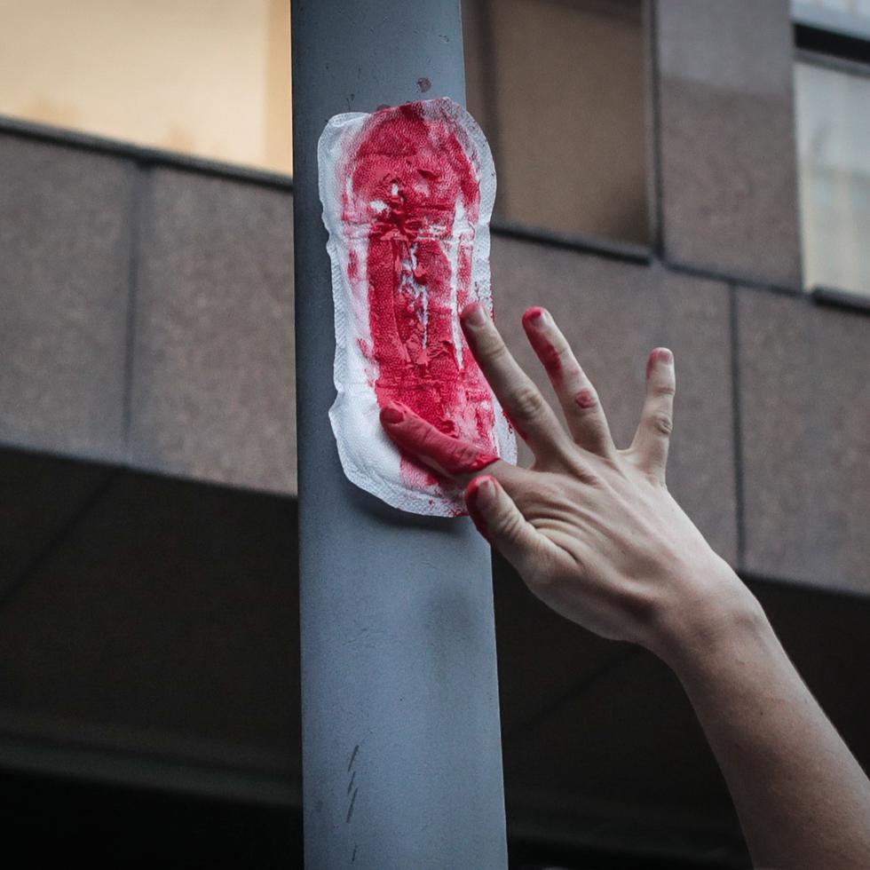 Una manifestante sostiene una toalla higiénica, durante una protesta de mujeres ante el Tribunal de Justicia de Río de Janeiro, Brasil.