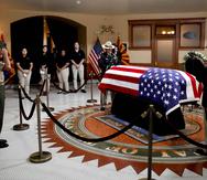 El cuerpo de John McCain en el capitolio de Arizona. (AP)