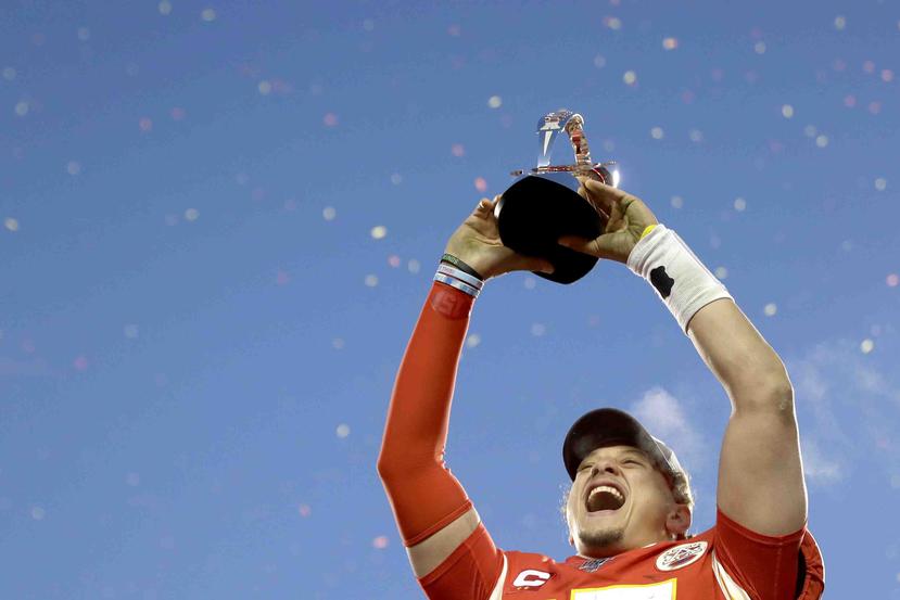 El quarterback de los Chiefs de Kansas City Patrick Mahomes celebra con el trofeo de la Conferencia Americana. (AP)