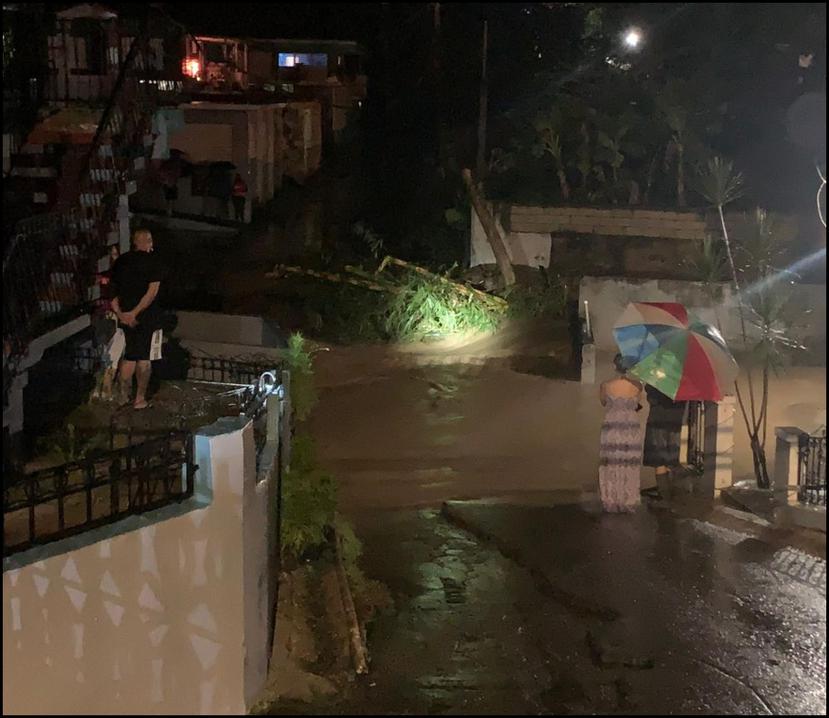 Uno de los sectores en Utuado donde se inundaron las calles por las lluvias del martes, 21 de septiembre de 2021.