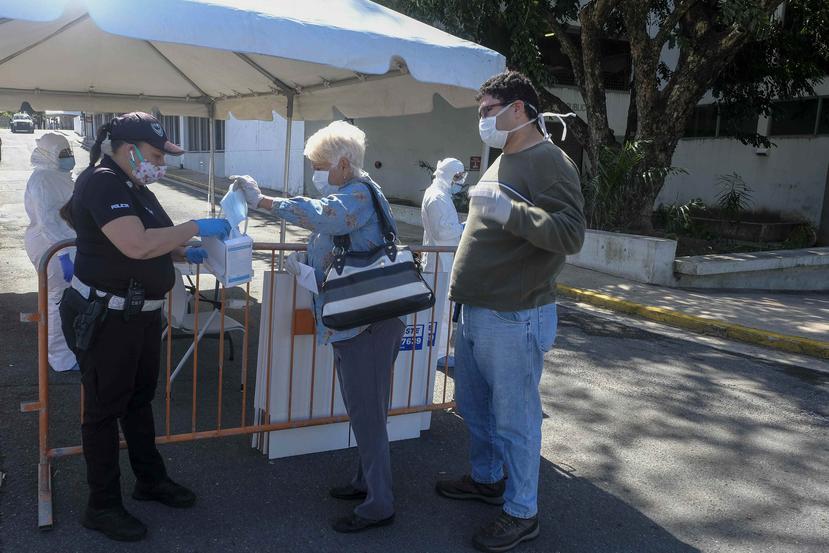 Antes de llegar al CDT de Ríos Piedras para realizarse las pruebas de coronavirus, los ciudadanos deben llamar a una línea habilitada por el Municipio de San Juan.