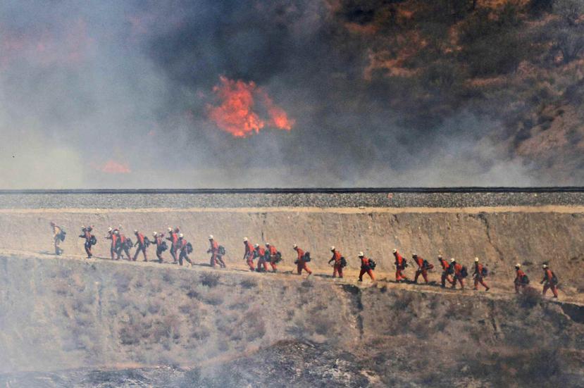 "El incendio sigue moviéndose, no frena", alertó el jefe de bomberos de Los Ángeles. (AP)