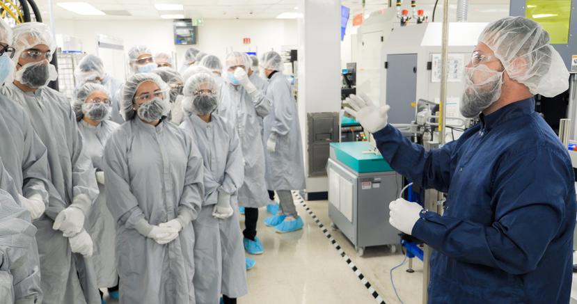Del programa de aprendizaje registrado en la empresa Boston Scientific, en Dorado, se graduaron 11 personas, que a la vez que se capacitan como operadores de manufactura obtienen salario y experiencia en esta empresa de dispositivos médicos.