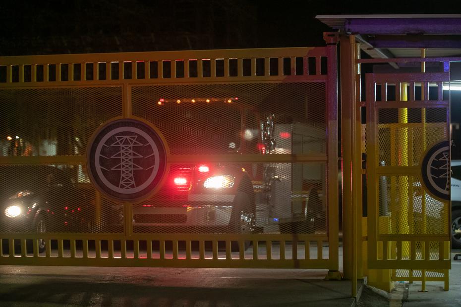 Imagen de un camión de Bomberos en la entrada principal de la central Costa Sur.