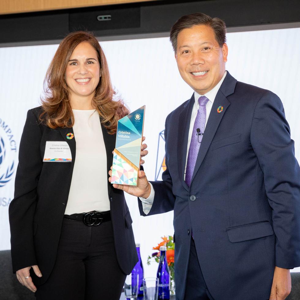 El embajador de Estados Unidos Christopher P. Lu entregó a Cristina Villalón el reconocimiento de la Red del Pacto Mundial de la ONU en EE.UU.